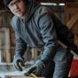 Carhartt K121 Loose Fit Midweight Hooded Sweatshirt | Donkergrijs | model in situatie